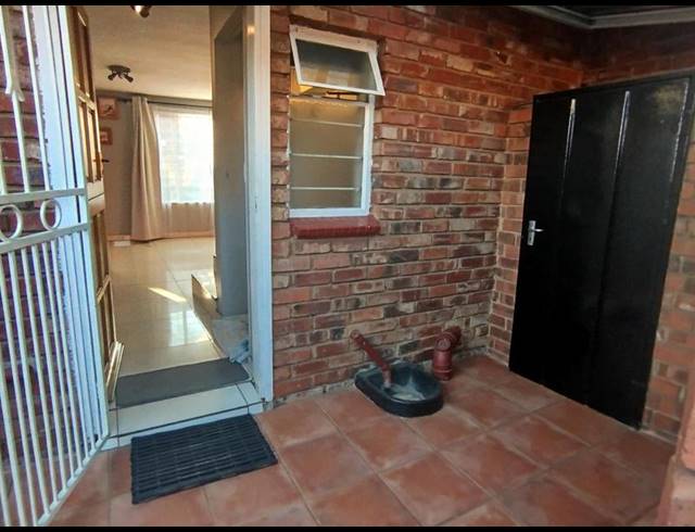 2 BEDROOM TOWNHOUSE FOR SALE IN FREEWAY PARK